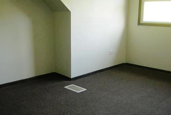 5th image of 16131 Carse Ave