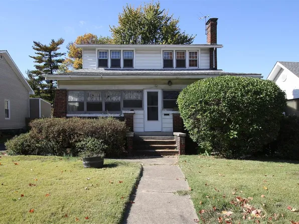 150 8th St, Wood River, IL 62095