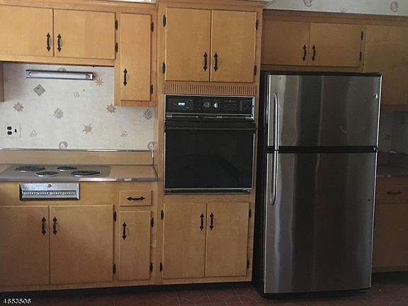 3rd image of 4 Hemlock Dr