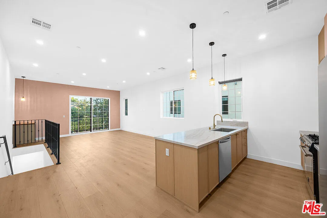 4 bed, 4.0 bath, 1994 sqft, $5,685 — Photo 1