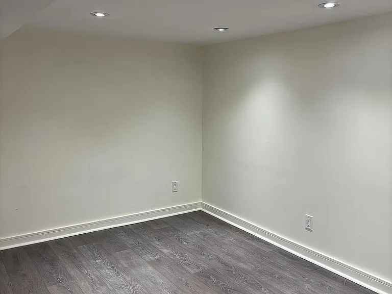 16 Montrose Ave #BASEMENT — Photo 1