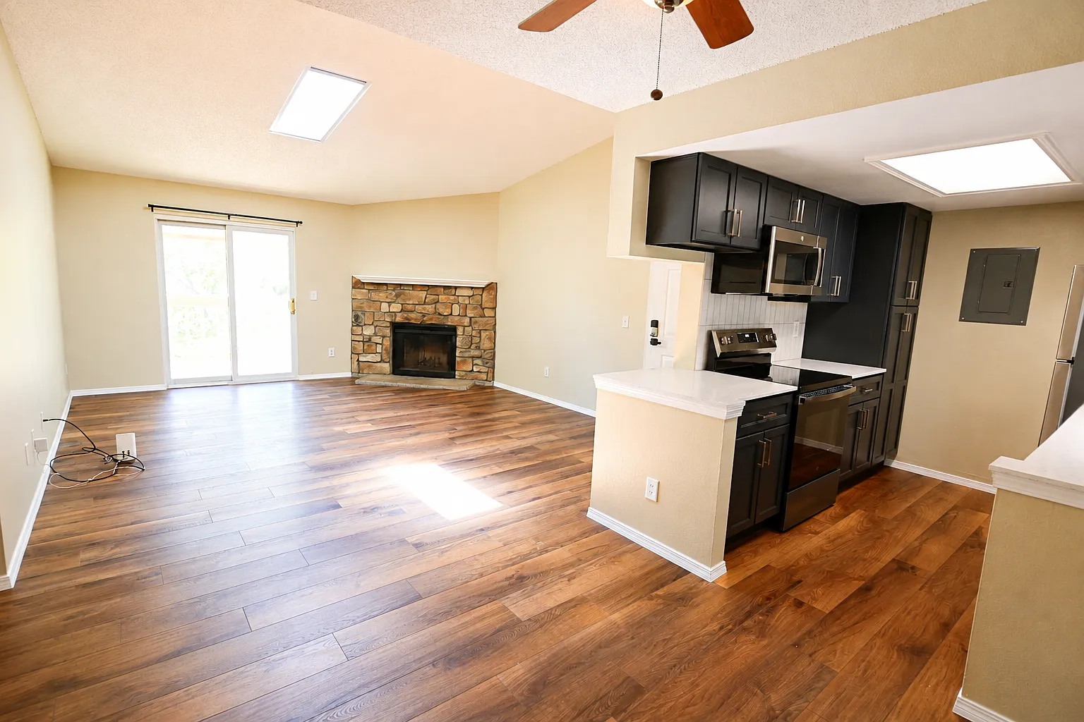 2 bed, 1019 sqft, $2,450 — Photo 4