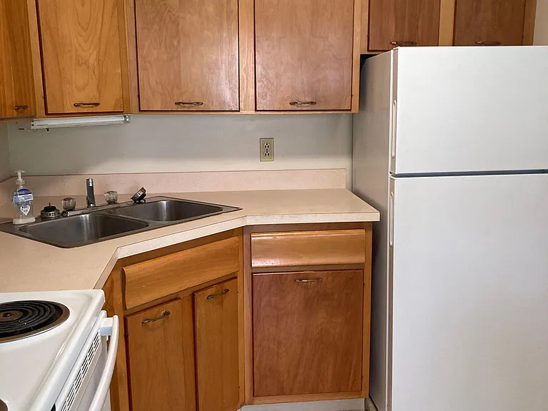 302 Kenwood Ave #1 — Photo 4