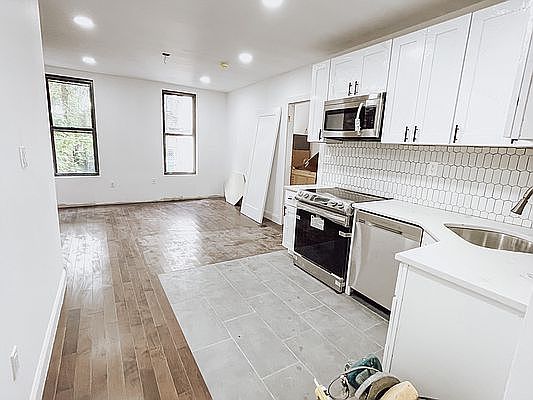 4th image of 855 Willoughby Ave #A