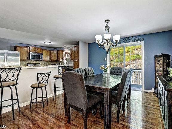 5th image of 18 Hemlock Dr
