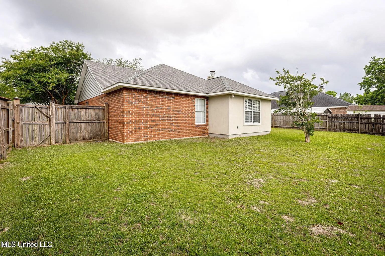 3 bed, 2.0 bath, 1495 sqft, $1,900 — Photo 2