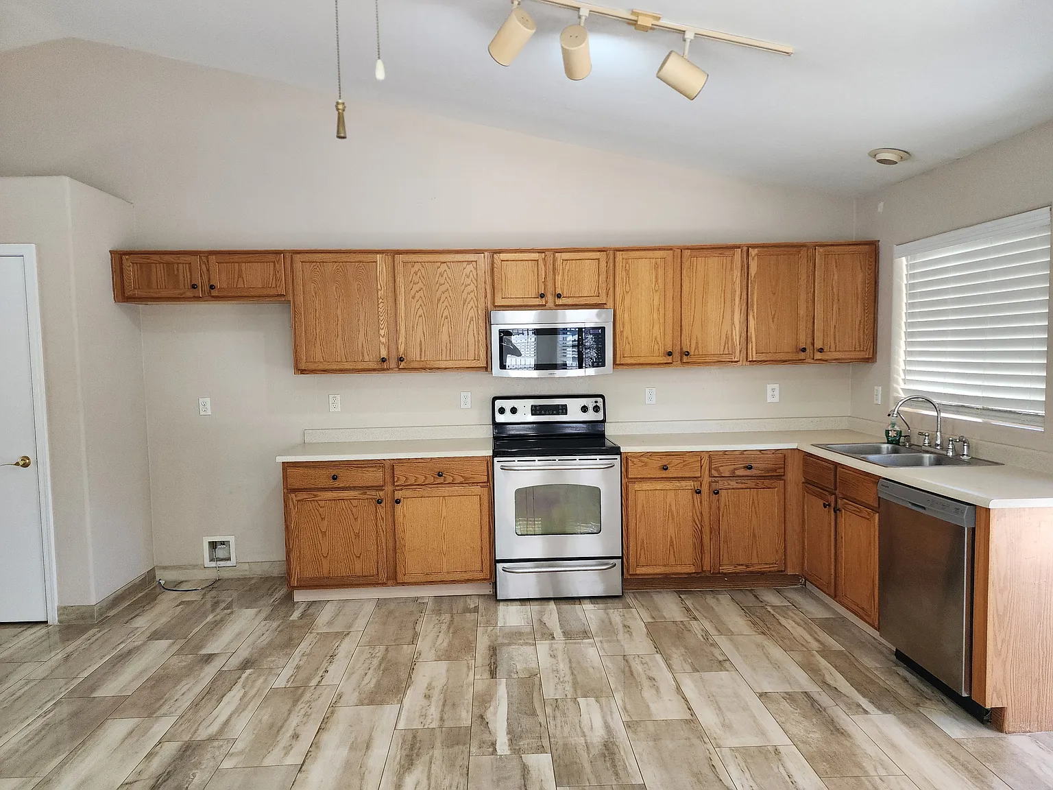 3 bed, 1230 sqft, $1,900 — Photo 2