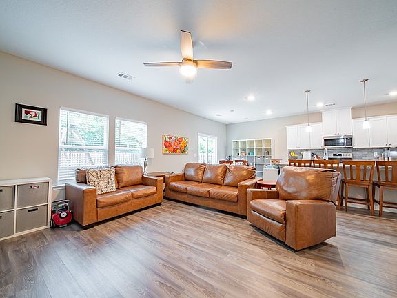 5th image of 81 Wood Hill Dr