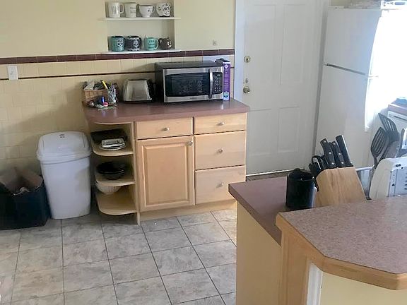 New stainless steel appliances not pictured here. Updated photos pending