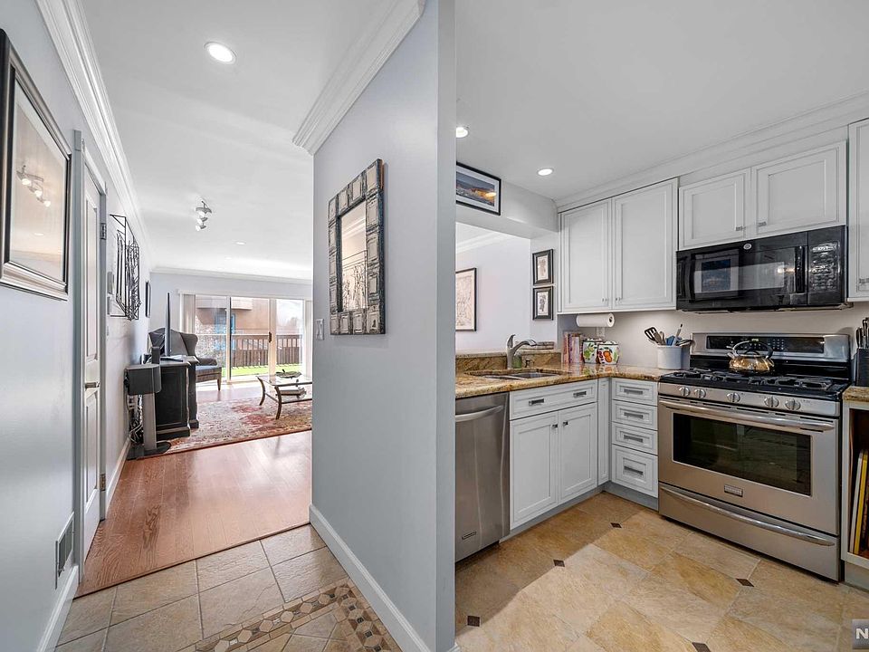 1st image of 302 Livingston Ct #302