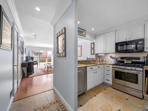 302 Livingston Ct #302, Edgewater, NJ 07020