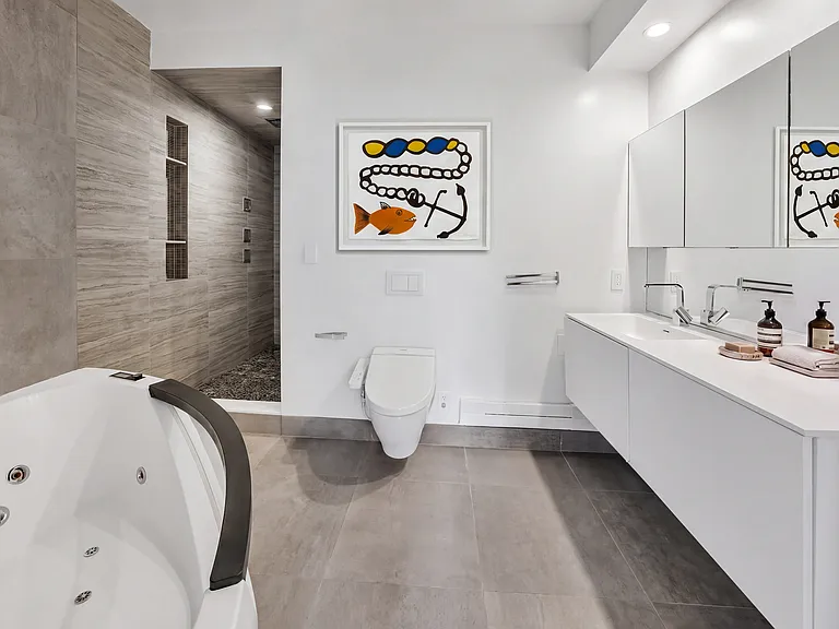 521 W 47th St #4D — Photo 11