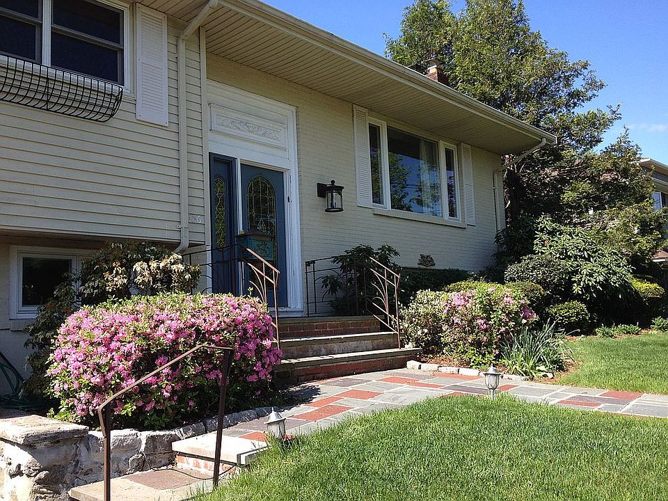 2nd image of 556 Newton St