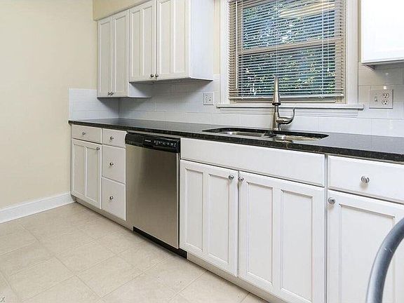 5th image of 31011 Carlton Dr