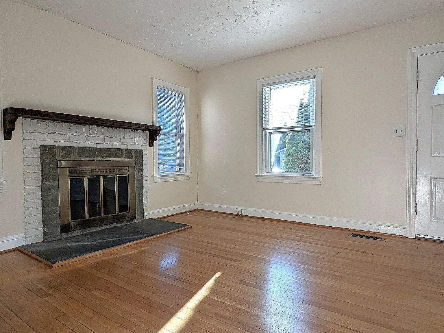 4 bed, 2.0 bath, 1318 sqft, $4,125 — Photo 3