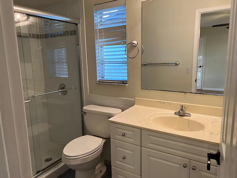 1300 SW 76th Dr — Photo 6