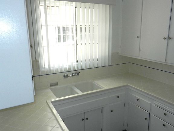4th image of 925 N Sweetzer Ave APT 6
