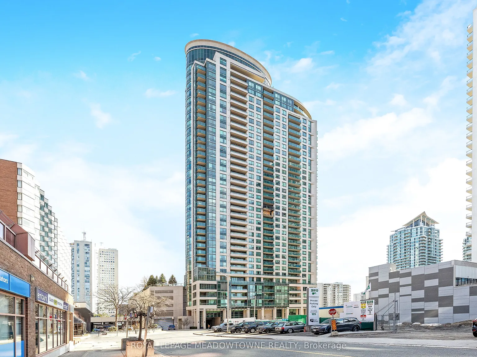 Wide Suites Condos — Photo 2