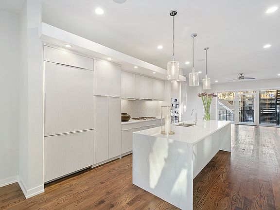 4th image of 2331 N Leavitt St #2