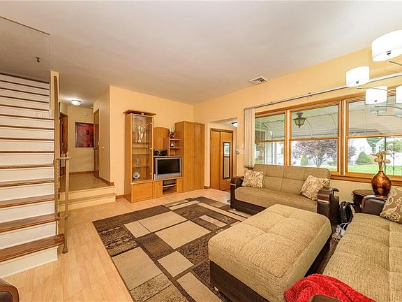 3rd image of 102 Glenwood Ter