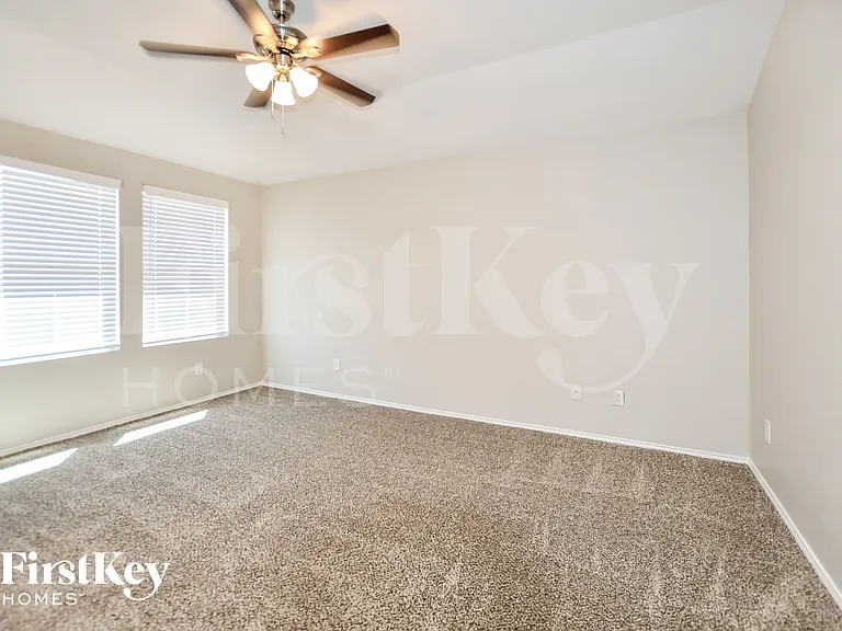 716 Austin Ln — Photo 9