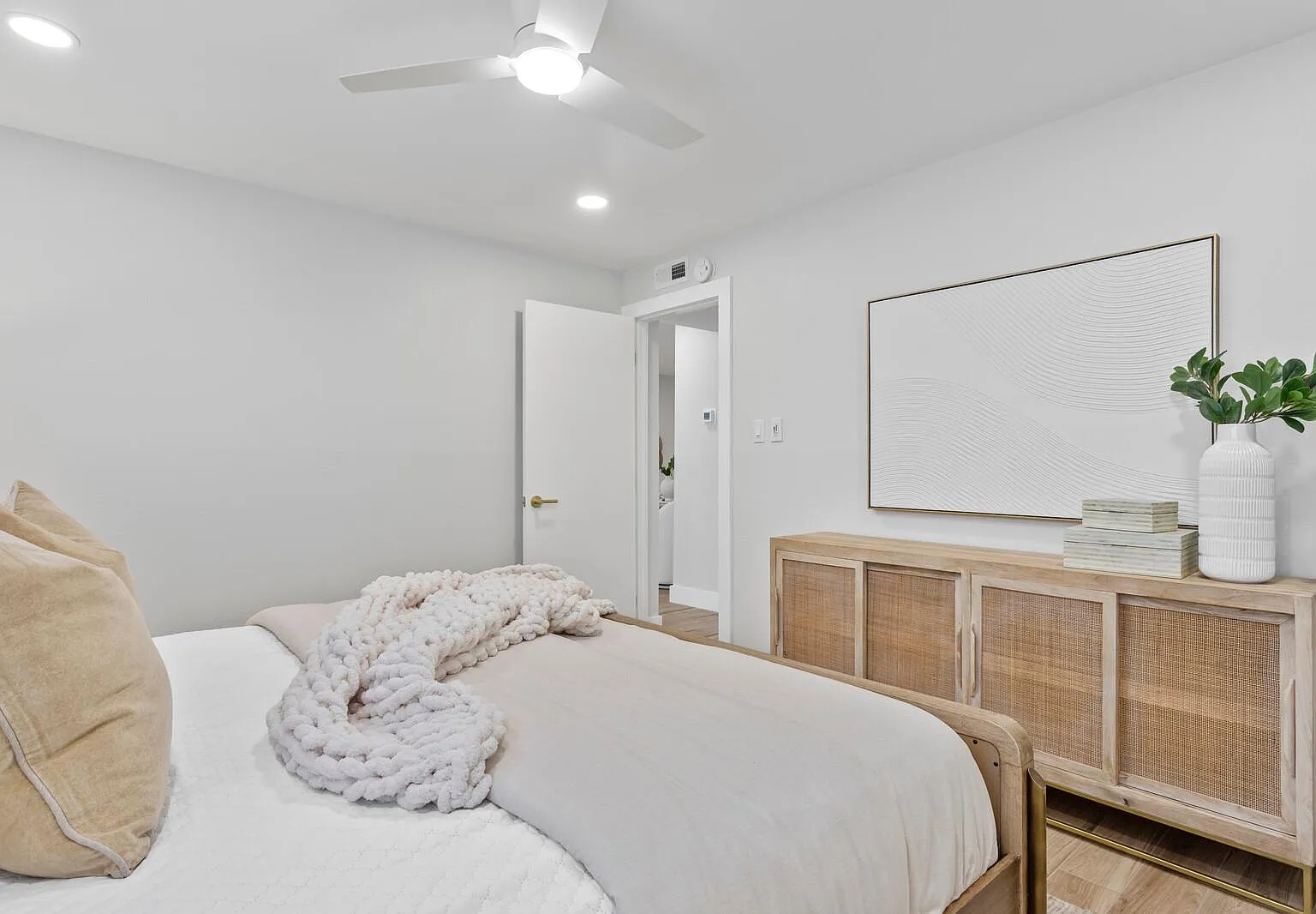 2 bed, 809 sqft, $2,100 — Photo 3