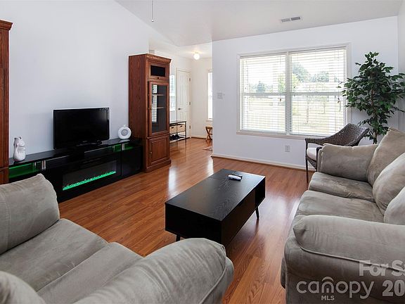 5th image of 103 Bluebird Ct