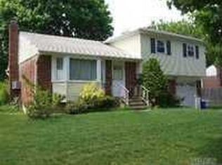 48 Bluebell Ln, North Babylon, NY 11703