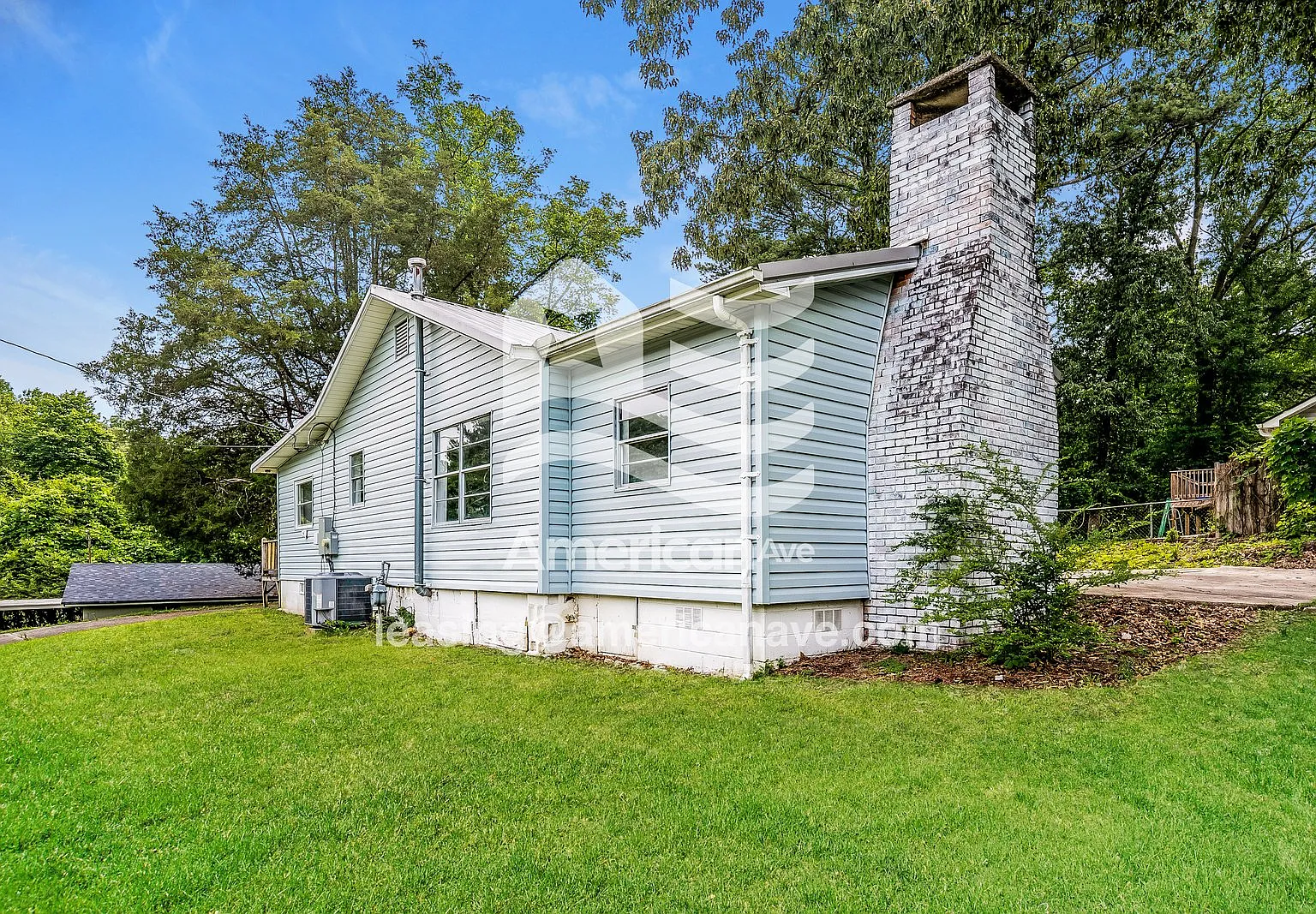 3 bed, 1.0 bath, 1066 sqft, $1,072 — Photo 2