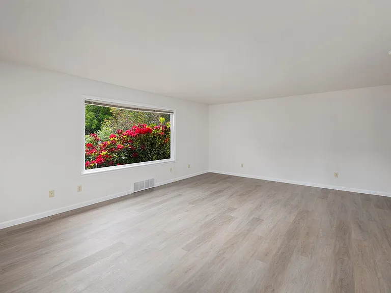 295 NE Alder St — Photo 10