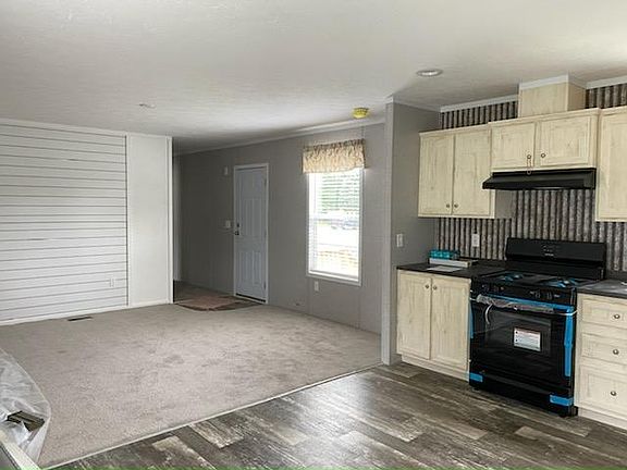 4th image of 34 Quarry Hill Est #34