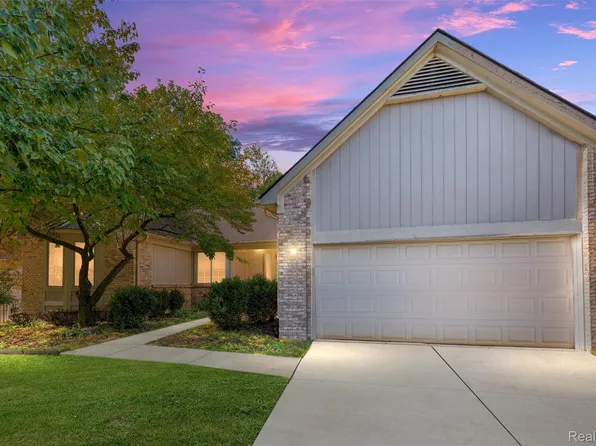 3120 Point Of The Woods Dr, West Bloomfield, MI 48324