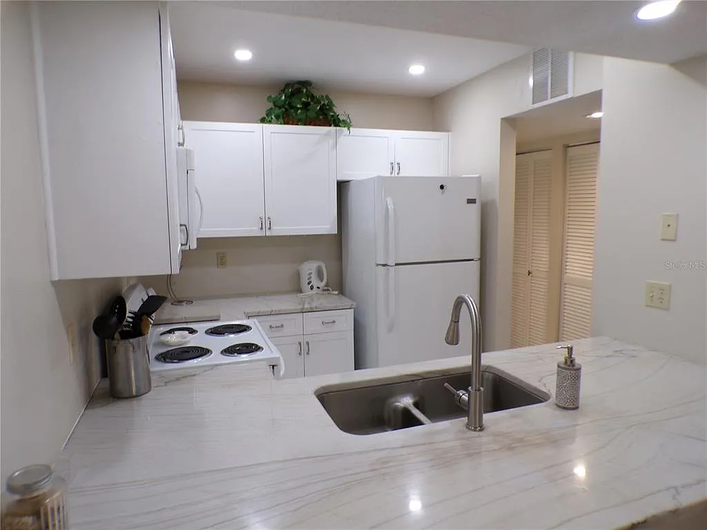 2 bed, 2.0 bath, 888 sqft, $3,400 — Photo 3