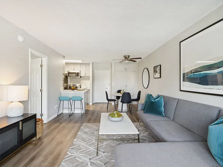 San Regis Apartments — Photo 19