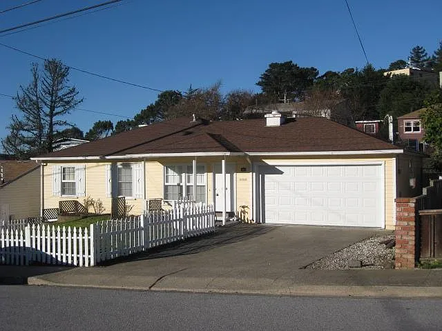 351 Nelson Ave photo 1