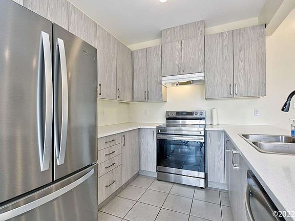 5th image of 450 Bessborough Dr