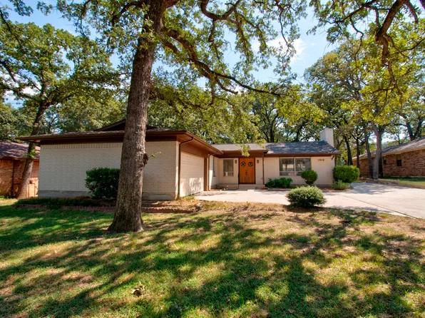 1018 Kiowa Dr W, Lake Kiowa, TX 76240