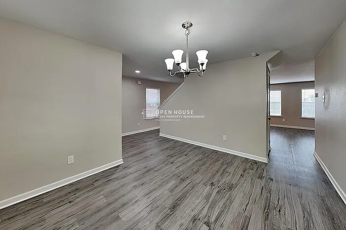 4 bed, 2.5 bath, 2366 sqft, $2,425 — Photo 3