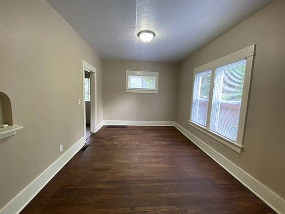 4th image of 902 Nuttman Ave