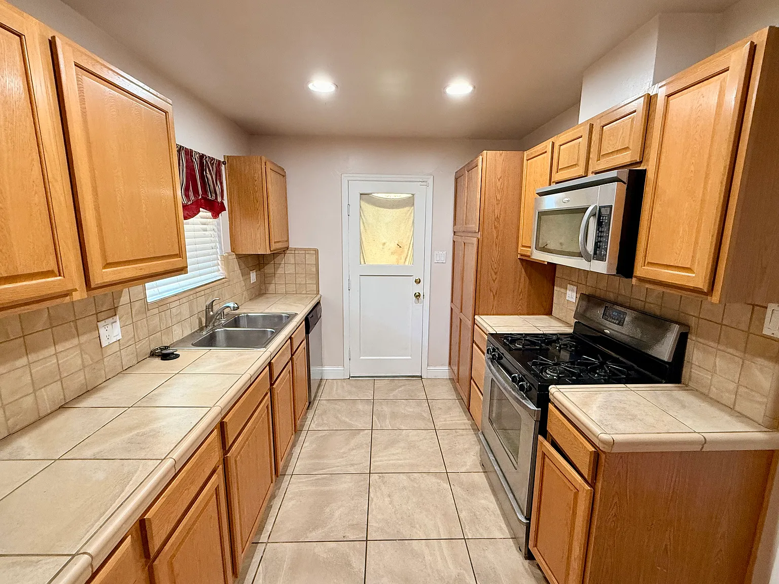 3 bed, 1148 sqft, $2,350 — Photo 3