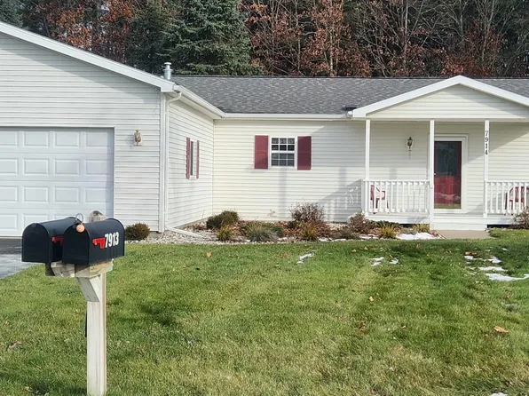 7914 Schooner Ln, Stanwood, MI 49346