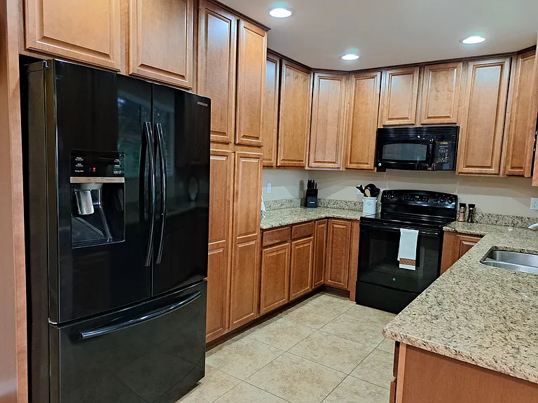 Kitchen with plenty of ceiling height cabinets