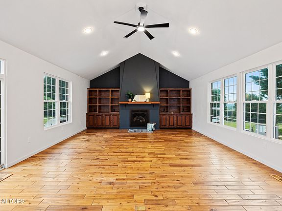4th image of 725 Water Oak Dr