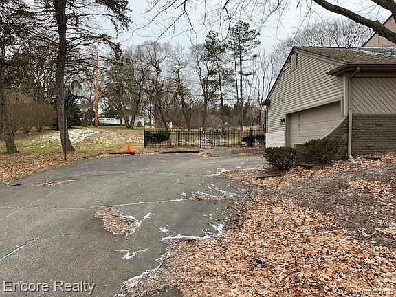 2nd image of 35711 Castlemeadow Dr