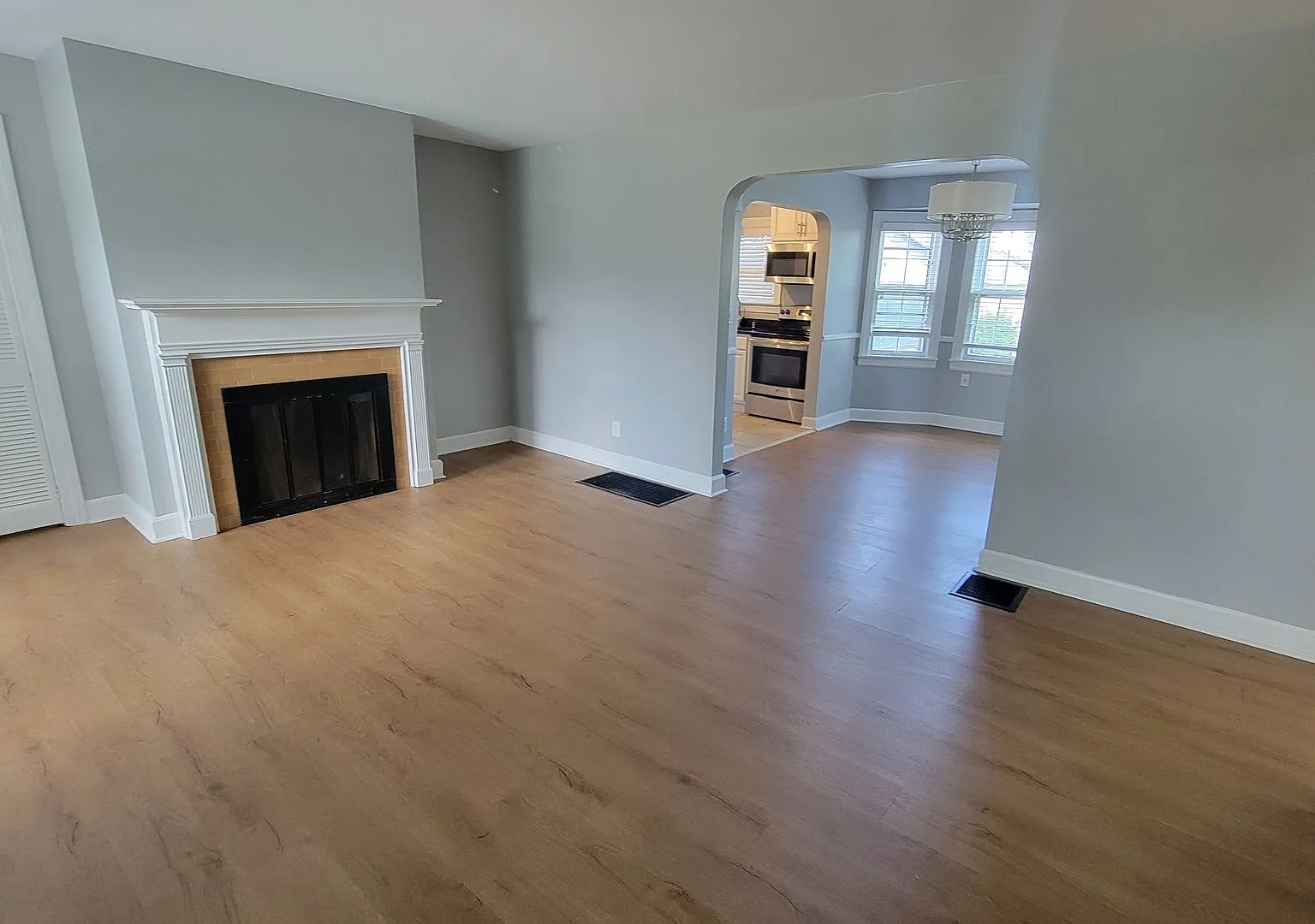 Clean 4 Bedroom With Immense Space In St. Matthews — Photo 3