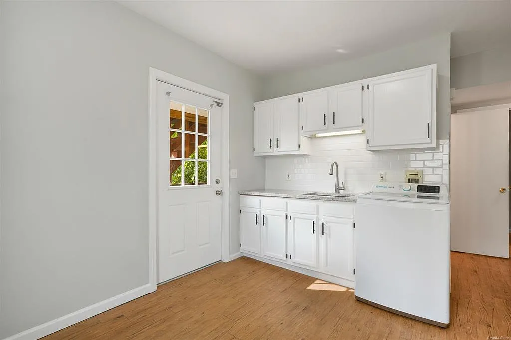 2 bed, 900 sqft, $1,900 — Photo 1