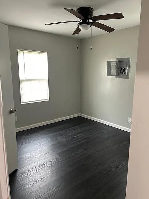 3 bed, 1.0 bath, 864 sqft, $1,200 — Photo 4