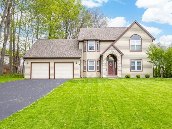 4 Kerry Hl, Fairport, NY 14450