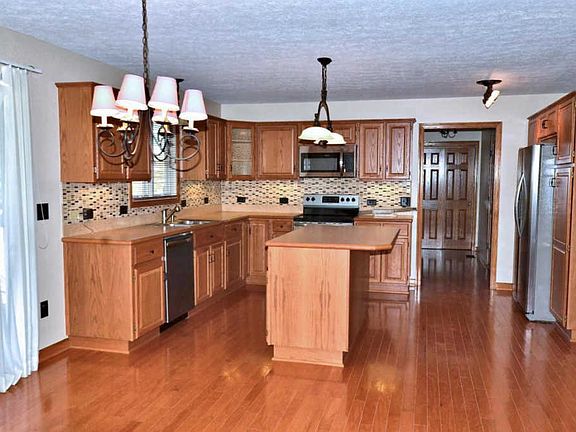 5th image of 563 Crown Dr