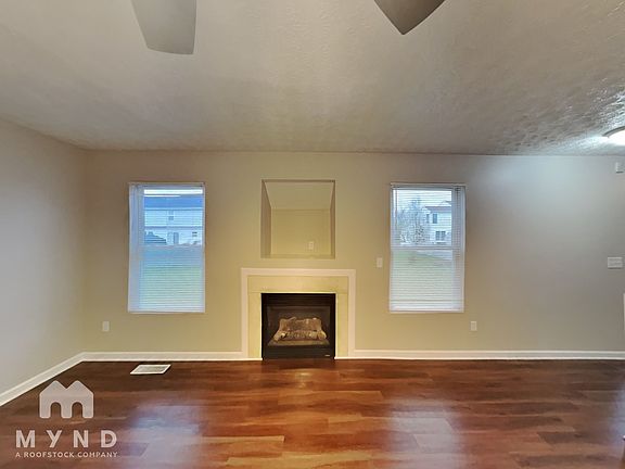 4th image of 585 Allis Pl E